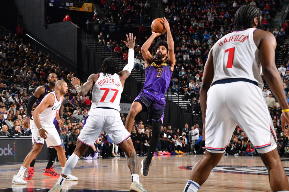 着坚持与自 着坚持与自